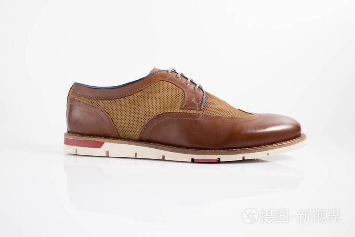白色背景的男性棕色和红色皮鞋隔绝的产品舒适的鞋子