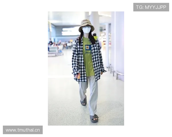 埃琳·安德森素颜在厨房做早饭，门口却停着好几辆超跑，我笑得有点尴尬