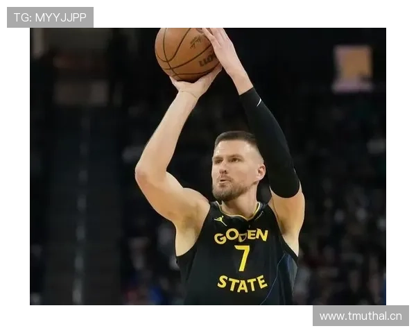 波尔津吉斯通过高位挡拆频繁制造错位拉升球队三分效率